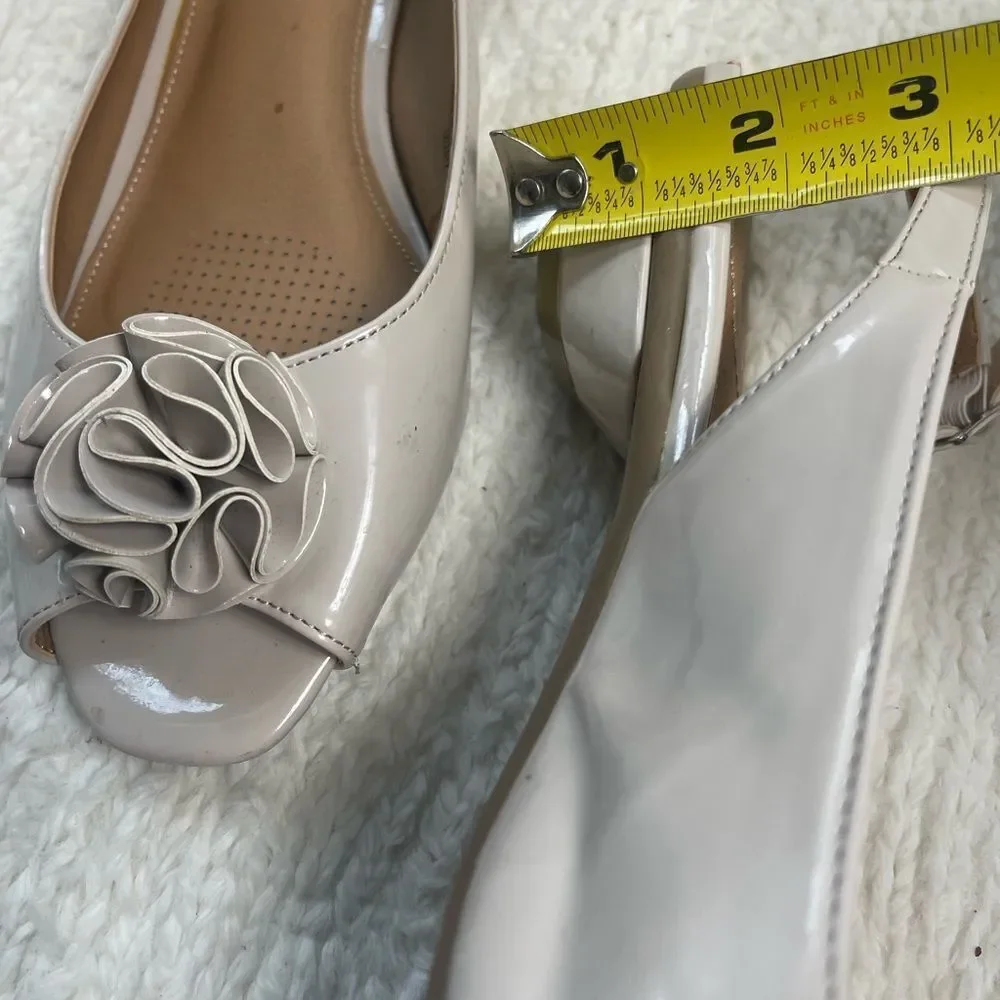 Comfortview synthetic patent Cream Peep-Toe Slingback flower accent Heels SZ12W.